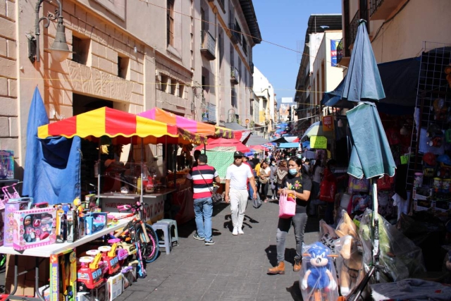 Comerciantes semifijos y ambulantes registran elevada afluencia de visitantes en el tianguis instalado en calles del primer cuadro de Cuernavaca. 