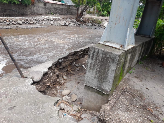 Vecinos refirieron que la estructura ha resentido las crecientes del río durante la actual temporada de lluvias.