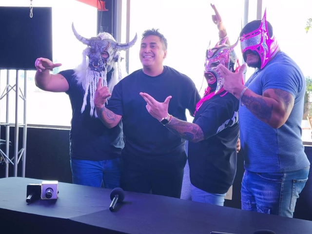 Rubén Sánchez, de Producciones Baruma, acompañado de los luchadores Taurus, Histeria y Abismo Negro, encabezaron la conferencia de prensa.