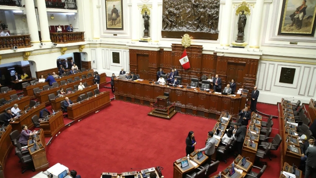 Aprueba Congreso de Perú analizar adelanto de elecciones