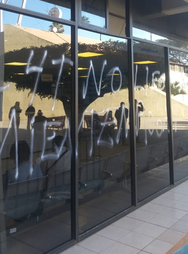 Encarcelan a profesor por grafitear paredes del IEBEM