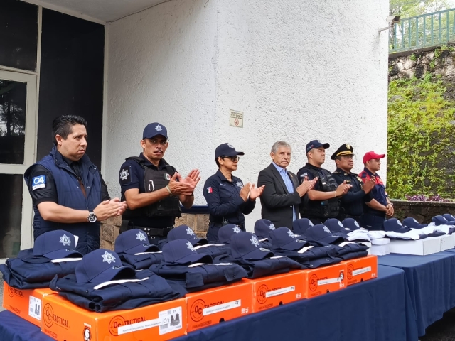 Entrega alcalde de Cuernavaca 490 uniformes a policías preventivos y bomberos