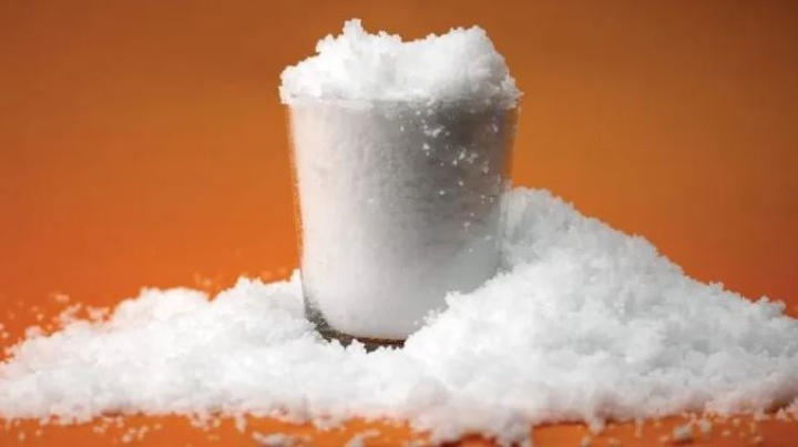 Aprende a hacer nieve artificial casera, solo necesitas jabón y bicarbonato