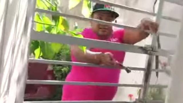 VIDEO: “¡Que bonitos!”: Mujer graba a 3 ladrones que intentaban entrar a su casa