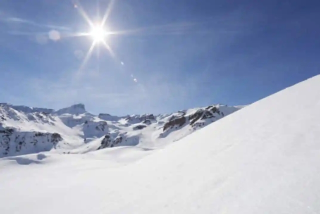 Mueren dos alpinistas tras caída de bloques de hielo en los Alpes suizos
