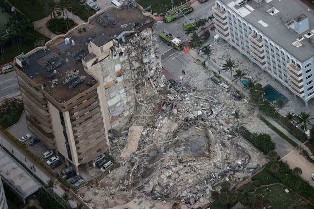 Se derrumba edificio en Florida; hay al menos un muerto.