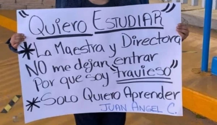 Niño protesta en Sonora porque no lo dejan entrar a clases &quot;por travieso&quot;