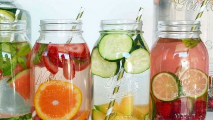 Agua detox: 4 recetas de infusiones frías con frutas para adelgazar