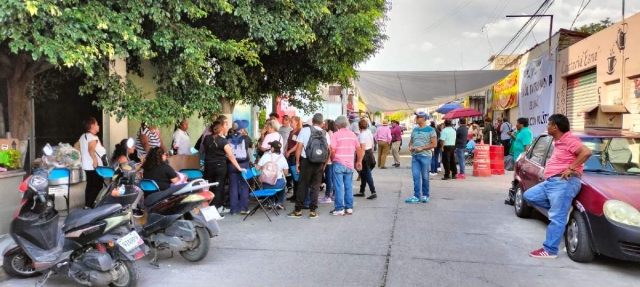 Simpatizantes y seguidores de Raúl Tadeo mantuvieron un plantón afuera de la ciudad judicial, en señal de apoyo.