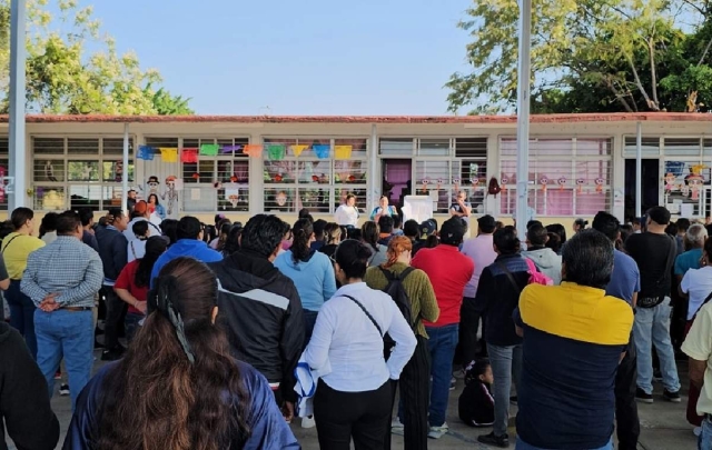 Este jueves hubo asamblea en la escuela, pero no solucionaron las demandas de los inconformes.