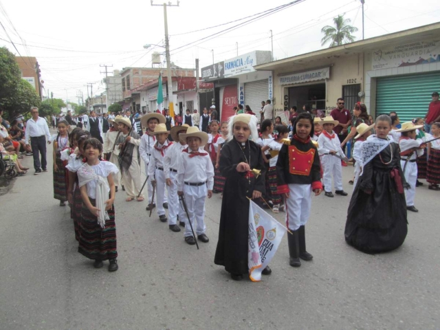 El tradicional desfile del 16 de septiembre en Jojutla se realizó con mucha participación de contingentes y terminó con saldo blanco.