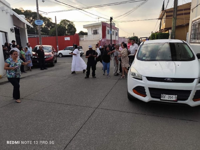 Familiares e invitados de un bautizo tras el asalto y la agresión de hombres armados.