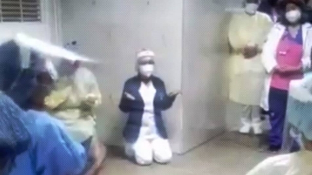  Médicos oran por el fin de la pandemia.