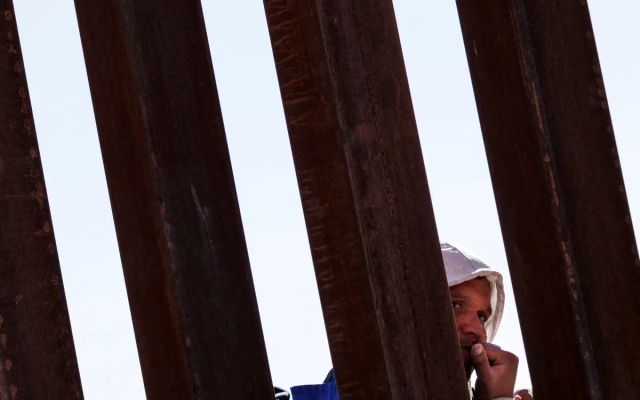 Corte de EU ordena mantener Título 42; migrantes aún permanecerán en la frontera con México