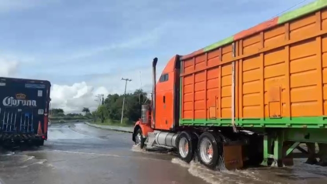 Desbordamiento de canal de agua en la autopista México-Acapulco