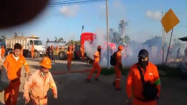 Enfrentamiento entre trabajadores de Refinería Dos Bocas.