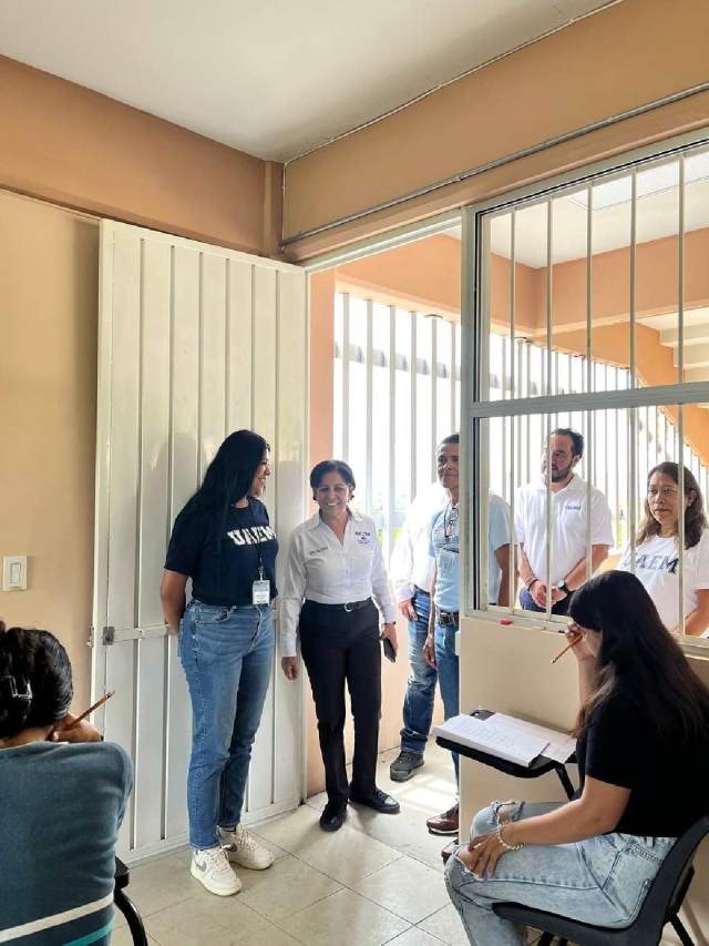 La Preparatoria Número 6 de Tlaltizapán fue una de las sedes visitadas por la secretaria general de la UAEM, María Delia Adame.