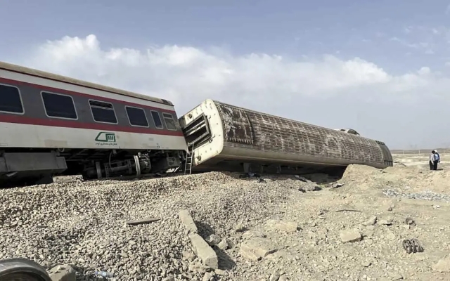 Al menos 17 muertos tras descarrilar un tren en el centro de Irán