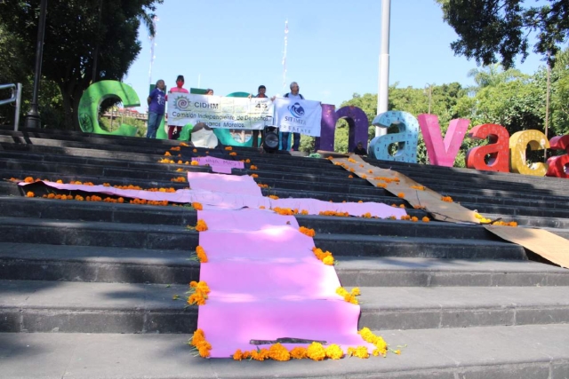 En la víspera de las celebraciones por el día de muertos, la CIDH colocó una ofrenda en el zócalo de Cuernavaca en memoria de las mujeres asesinadas en Morelos y cuyos casos están impunes. 