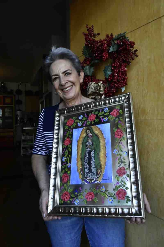 Rosa María viste a la Virgen de Guadalupe con trajes tradicionales