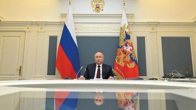Vladimir Putin premia a creadores de la vacuna Sputnik V.