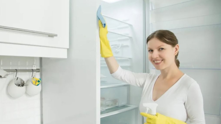 Errores comunes al lavar el refrigerador que lo están arruinando poco a poco