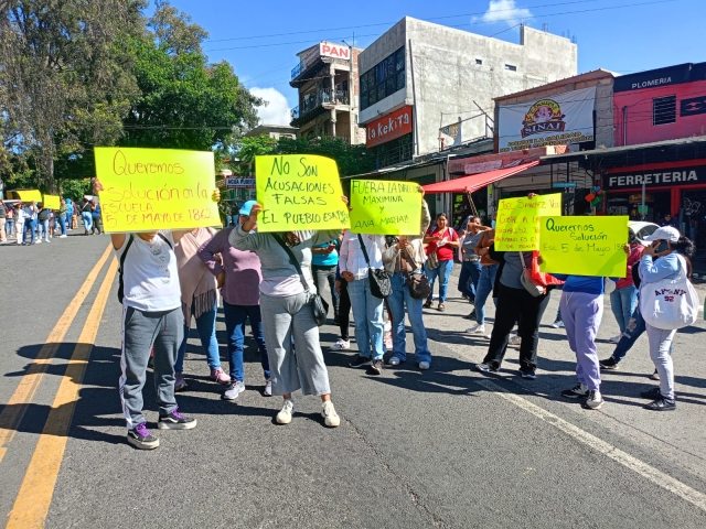 Bloquean padres de familia de primaria '5 de Mayo' carretera libre México-Cuernavaca