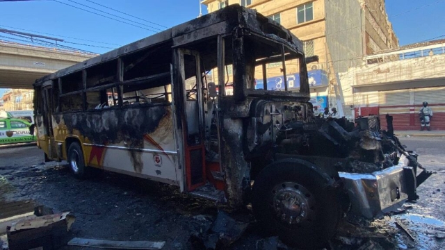 Sujetos armados incendian camión de transporte público en Acapulco