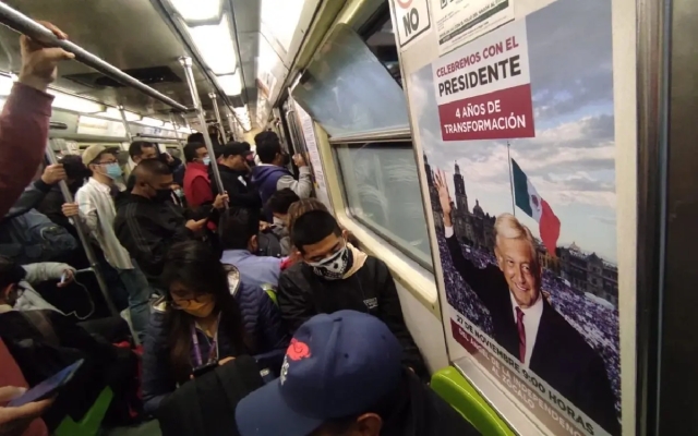 Difunden imagen de AMLO en el Metro de la CDMX para invitar a marcha del 27