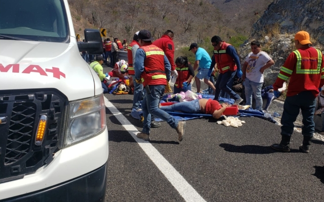 Volcadura de autobús en Oaxaca deja 18 muertos y varios heridos