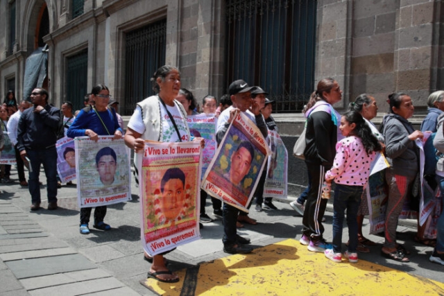 Padres de normalistas responden a AMLO: &#039;Sr. Presidente, nos mintió y traicionó&#039;