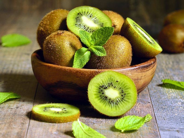 Kiwi: La Fruta Clave para Fortalecer Músculos y Huesos