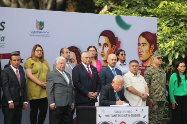El secretario de Gobierno, Juan Salgado Brito, encabezó este lunes la ceremonia de izamiento de bandera conmemorativa de las Fiestas Patrias 2025, en la Plaza de Armas de Cuernavaca.