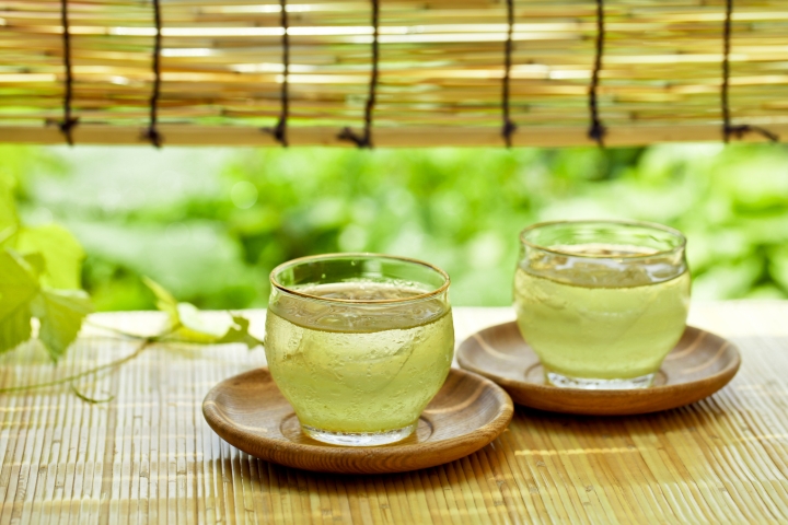 Bebidas frías: Preparando un té helado verde con mango