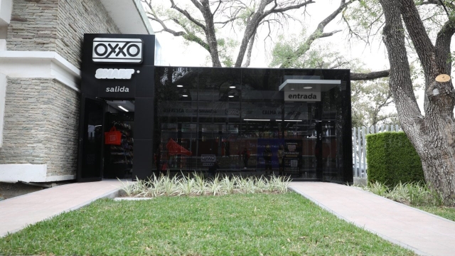 Sin cajas y con inteligencia artificial, Oxxo abre su primera tienda Grab &amp; Go