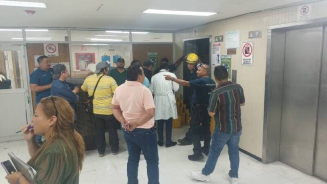 Falla elevador del IMSS en Monclova y quedan atrapadas 7 personas