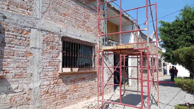 El gobierno federal comenzó a rehabilitar la fachada de la presidencia municipal de Zacatepec. El alcalde reconoció que no le dejaron recursos para pagar aguinaldos.