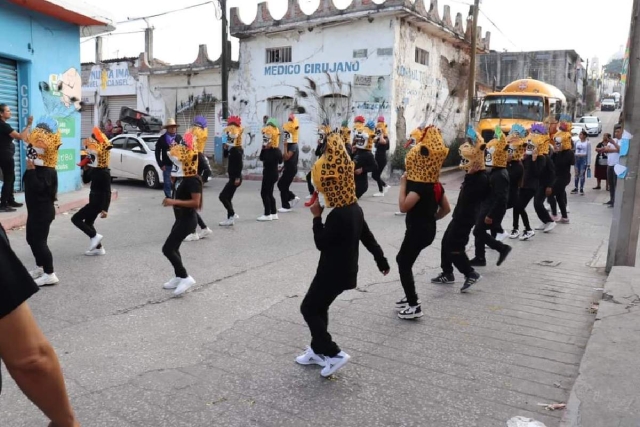 Algunos alumnos realizaron danzas tradicionales.