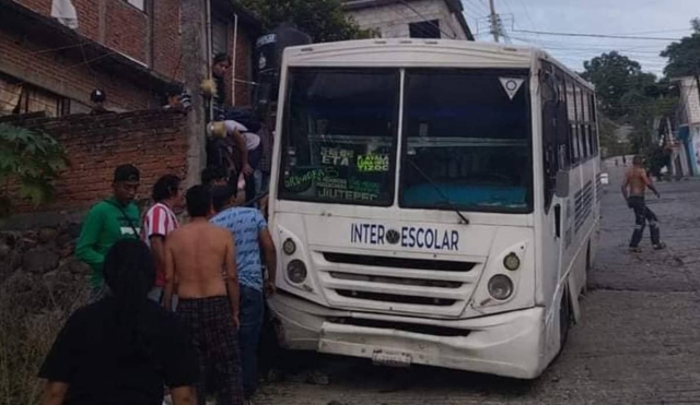 Ruta Interescolar causa accidente vial en Jiutepec