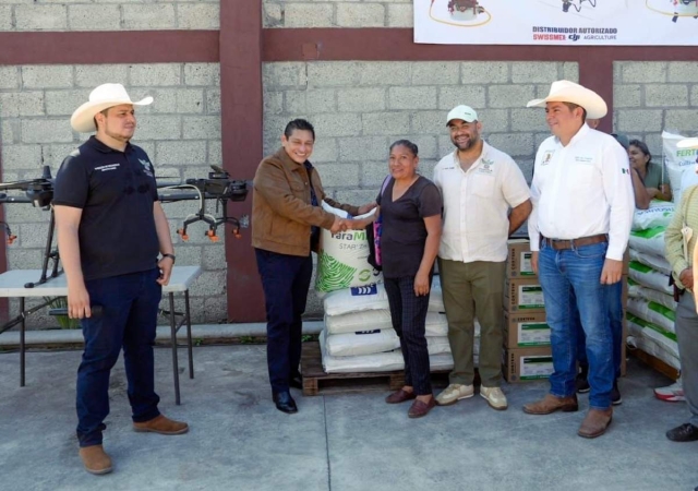 Además de fertilizante, los agricultores recibieron herramientas que facilitarán su labor.