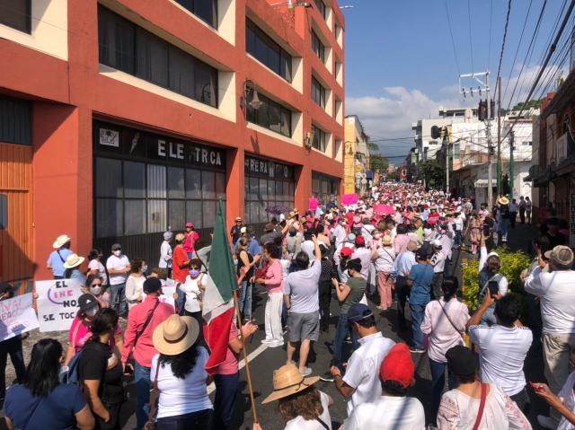 Marchan con el lema &#039;El INE no se toca&#039; en Cuernavaca