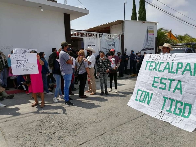 En Atlaltahucan, simpatizantes del candidato independiente protestaron frente al Consejo del Impepac.