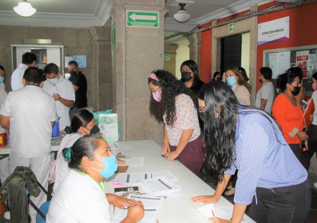 Vacunan Gobierno de Morelos e IMSS a servidores públicos rezagados