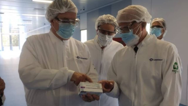 Alistan primer lote de vacunas de AstraZeneca envasadas en México.
