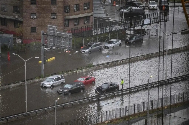 Fuertes lluvias causan inundaciones en carreteras en Nueva York