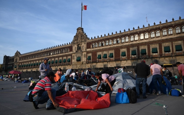 CNTE levanta plantón en el Zócalo tras acuerdo con López Obrador