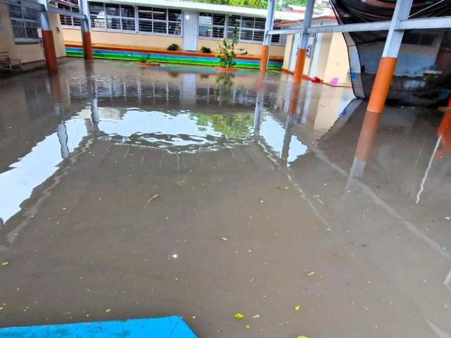 Diversas áreas del jardín de niños amanecieron inundadas el miércoles.