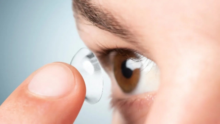 Una infección provocada por usar lentes de contacto podría dejarte sin vista; ¿cómo prevenir?