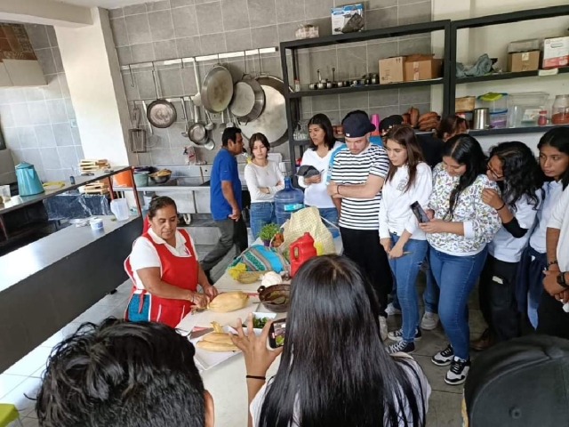 Los alumnos conocieron la elaboración de productos de la cocina tradicional del municipio indígena.