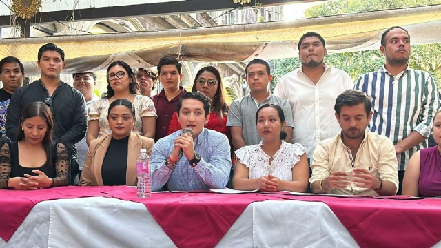 Jóvenes morenistas comparecieron ante medios de comunicación en la antesala de la asamblea del Consejo Estatal mañana. 